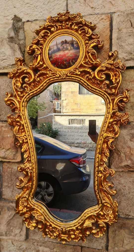 מראה מעוטרת בשילוב שעון מעוטר בגימור זהב